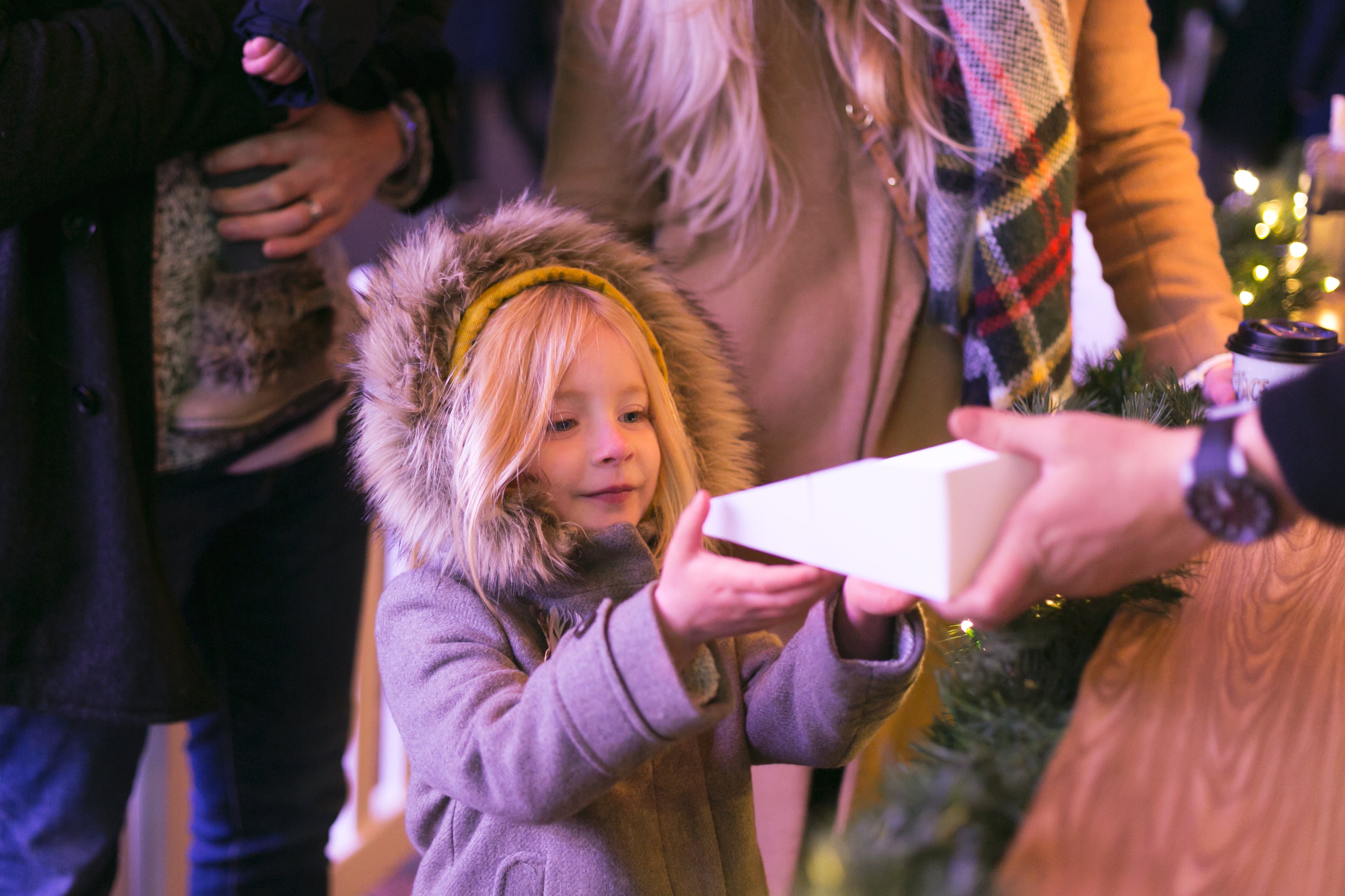files/girl-shopping-at-christmas-market.jpg